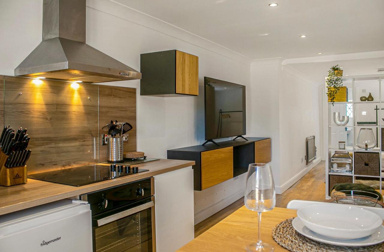 The Annex - Unparalleled Beach Front Luxury Accommodation - Private South West Facing Patio Area - Pet Friendly - Sky - Netflix - Super Fast Wi-Fi - Stones Throw To The Beach Bournemouth Bagian luar foto